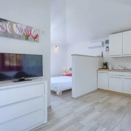 Lucija By Interhome Vinež