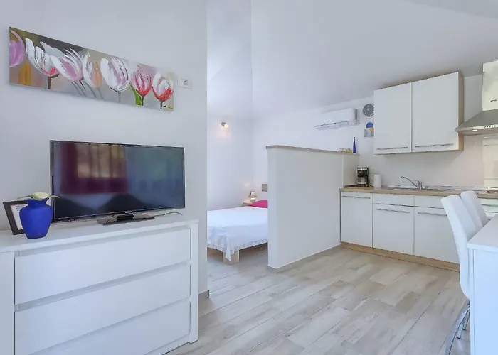 Lucija By Interhome Vinež